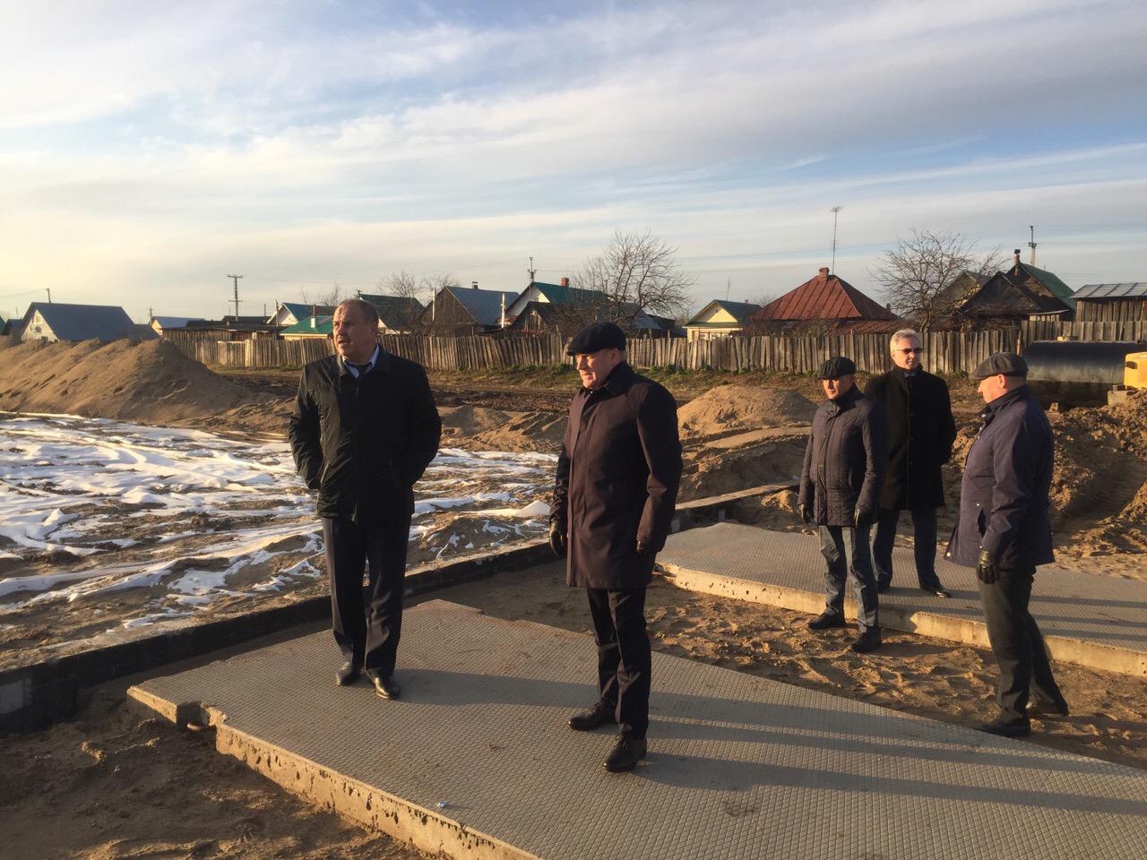 Дмитрий Арсибеков проконтролировал ход строительства детского сада и хоккейной площадки в Камбарке