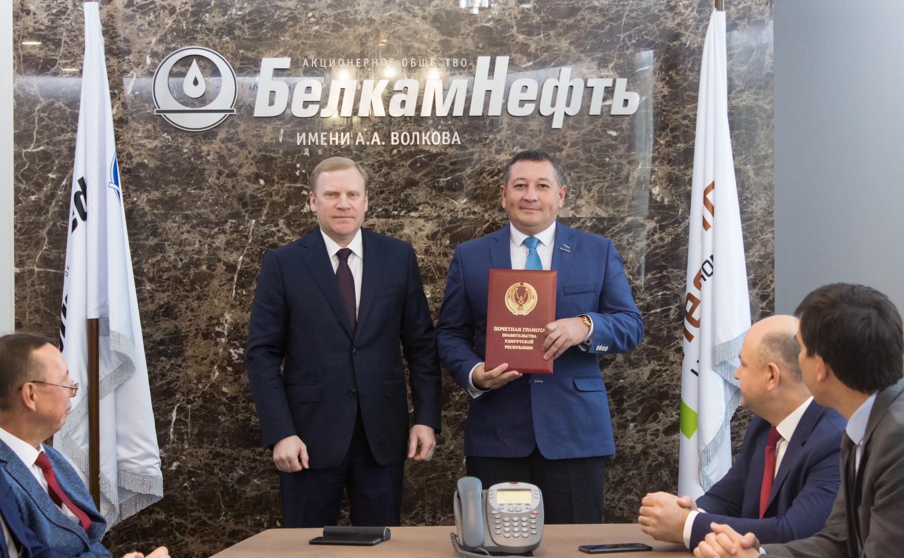Дмитрий Арсибеков вручил награды сотрудникам «Белкамнефти» ко Дню нефтяника