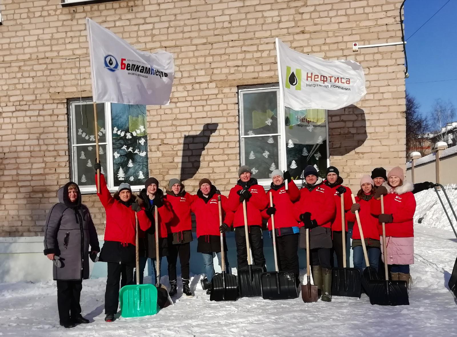 Молодые специалисты «Белкамнефти» помогли убрать снег  на территории детсада в Ижевске